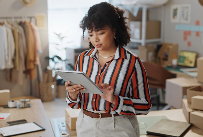 tablet-small-business-woman-with-shopping-package-order-information-shipping-home-entrepreneur-ecommerce-female-person-with-boxes-distribution-delivery-stock (1)
